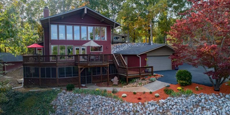 Kentucky Lake Chalet & Farmhouse